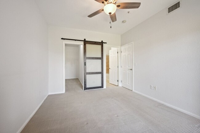 Building Photo - Updated 2 Bedroom Condo in Erie