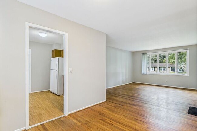 Building Photo - NW Brick Home in the Desirable Guilford Hi...