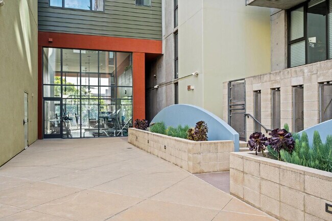 Building Photo - Chic Furnished Loft with Bay Views in the ...
