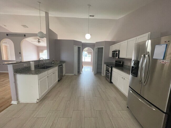 Building Photo - Great Home Great Location - 4 br 2 1/2 bath