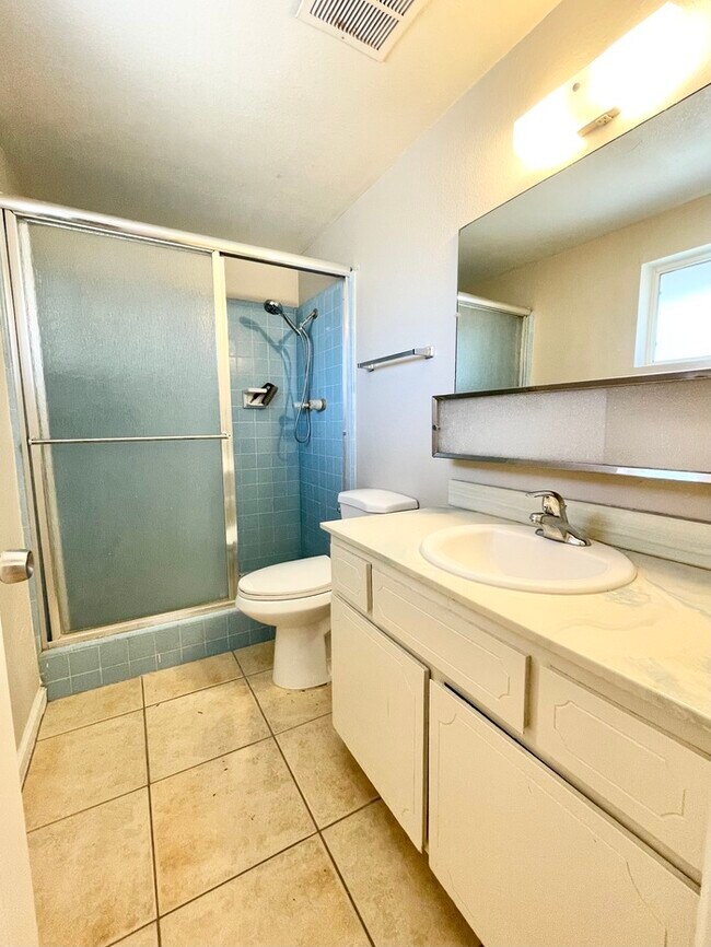 Building Photo - Beautiful 3 Bedroom 2 Bath Great in Phoeni...