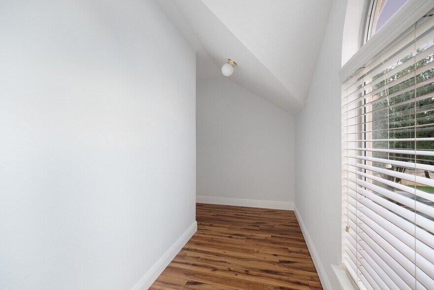Building Photo - 402 Luna Vista Dr