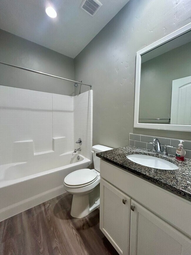 Building Photo - Luxury 3 Bedroom, 2 Bath Home with Granite Kitchen & Fenced Yard