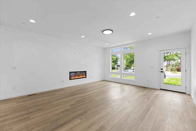 Building Photo - 2015 W 9th Ave