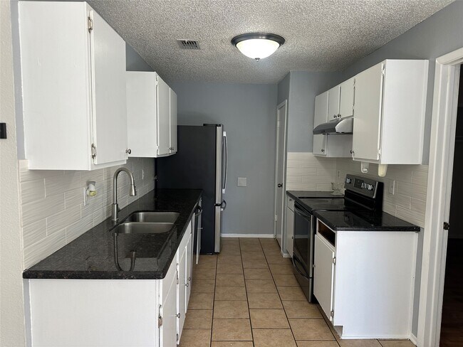 Building Photo - 23335 Tree House Ln