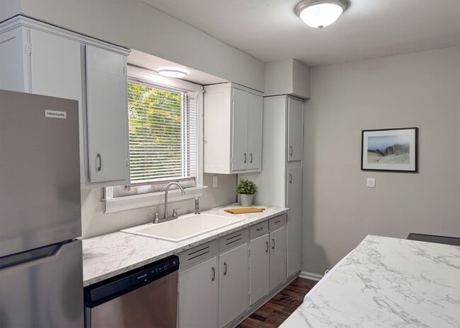 Building Photo - 599 Estridge Dr