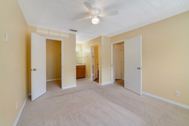 Building Photo - 6052 Westgate Dr
