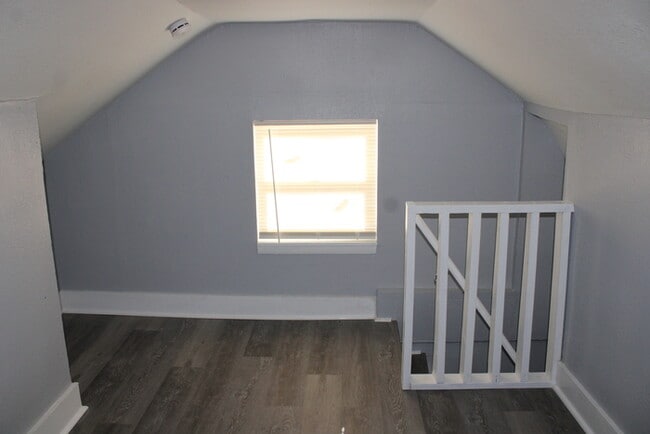 Building Photo - Cozy 3-bedroom, 1 full bath with vanity home located in Kansas City, MO.