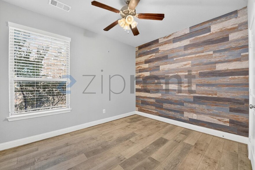 Building Photo - Unit