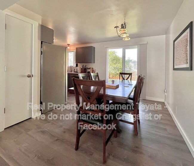 Building Photo - 2215 Wildflower Way