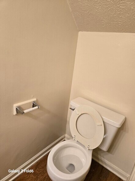 Half Bathroom - 5552 Estates Ct