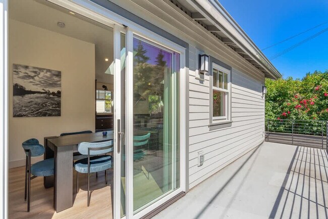 Building Photo - 3224 13th Ave W