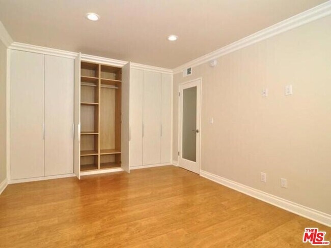 Building Photo - 5354 Lindley Ave