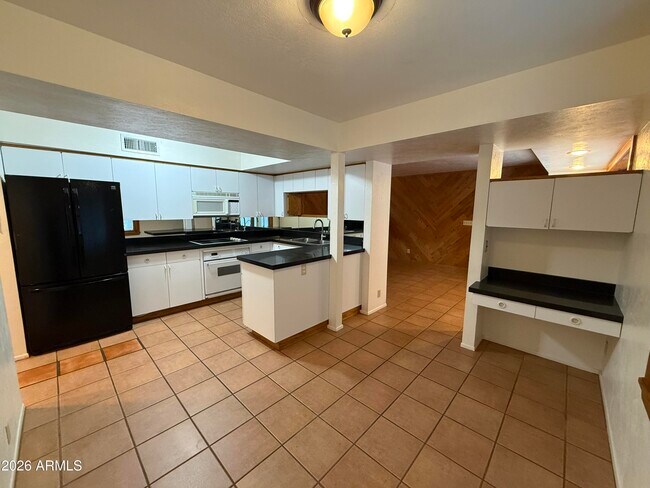 Building Photo - 2114 S La Rosa Dr