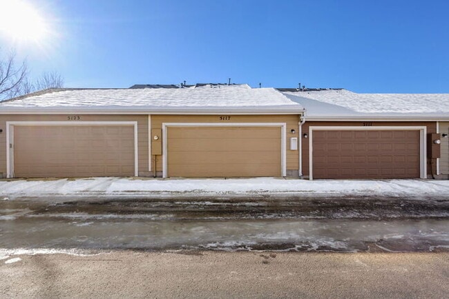 Building Photo - Updated Townhome with Pikes Peak Views | Free January Rent + $500 Off February