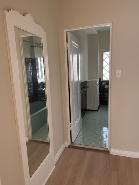 Building Photo - 152 S Sycamore Ave