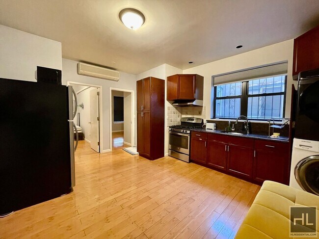 Building Photo - NO FEE Two bedroom in Prime Location on Di...