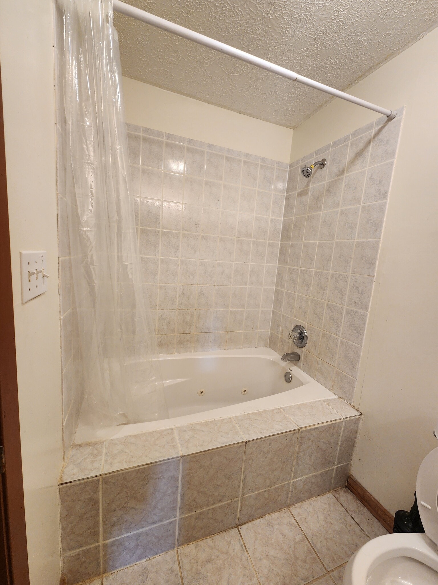 Hall Bath - 1605 Woodrow Dr