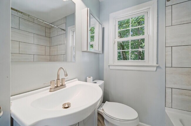 Building Photo - Modern 2 bed 1 bath home with fenced yard in Hampton