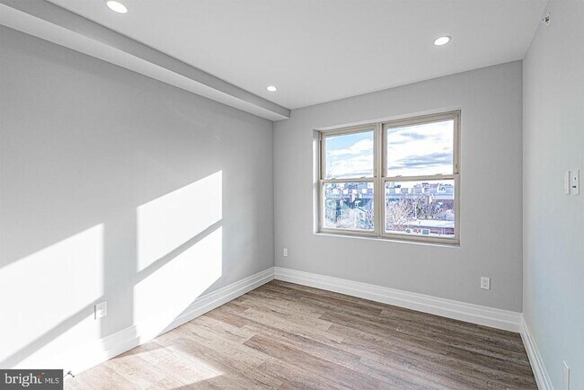 Building Photo - 526 Brown St