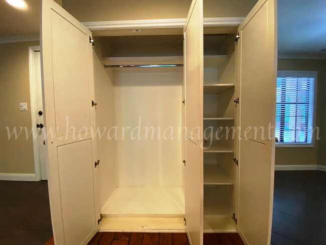 Building Photo - Professionally designed condo! Large kitch...
