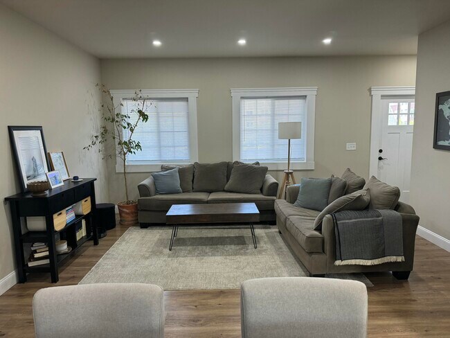 Building Photo - 6 Maple Vlg Ct