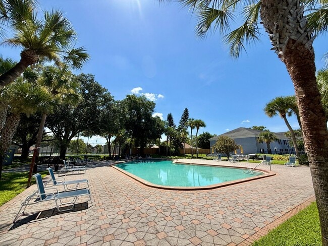 Building Photo - STRATFORD CONVENIENT 1/1 CONDO IN SEMINOLE...