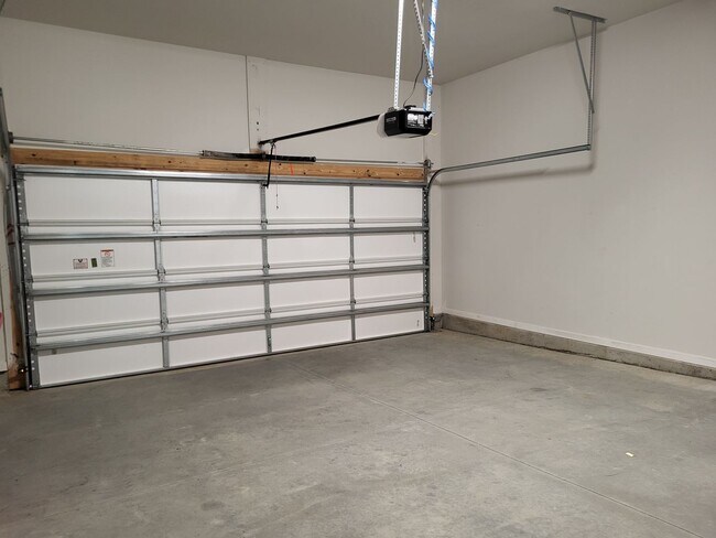 Building Photo - 4 Bedroom townhouse in Davidson