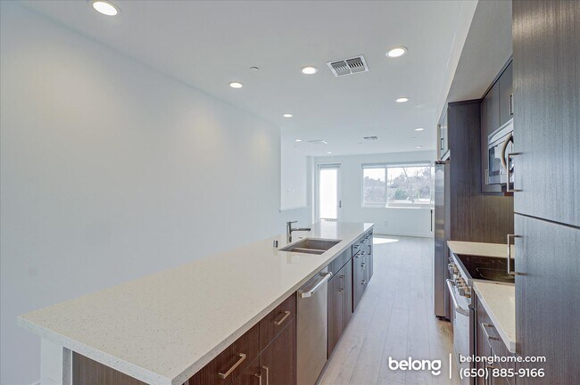 Building Photo - 105 Uptown Cir