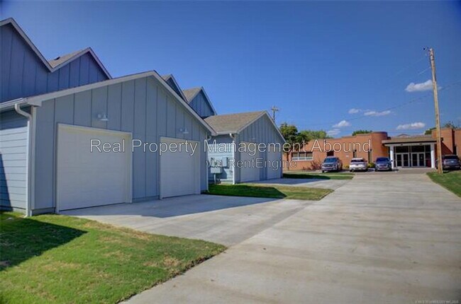 Building Photo - 728 S Weenonah Ave