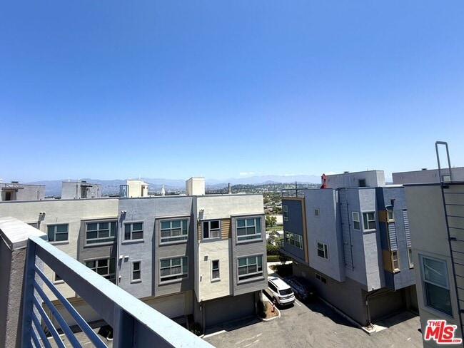 Building Photo - 2753 Waverly Dr