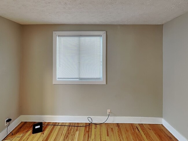 Building Photo - 77 1/2 E 7th Ave