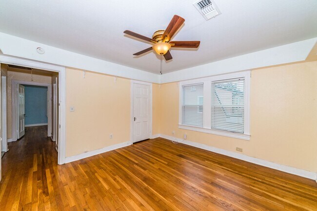 Building Photo - 2218 W Mistletoe Ave