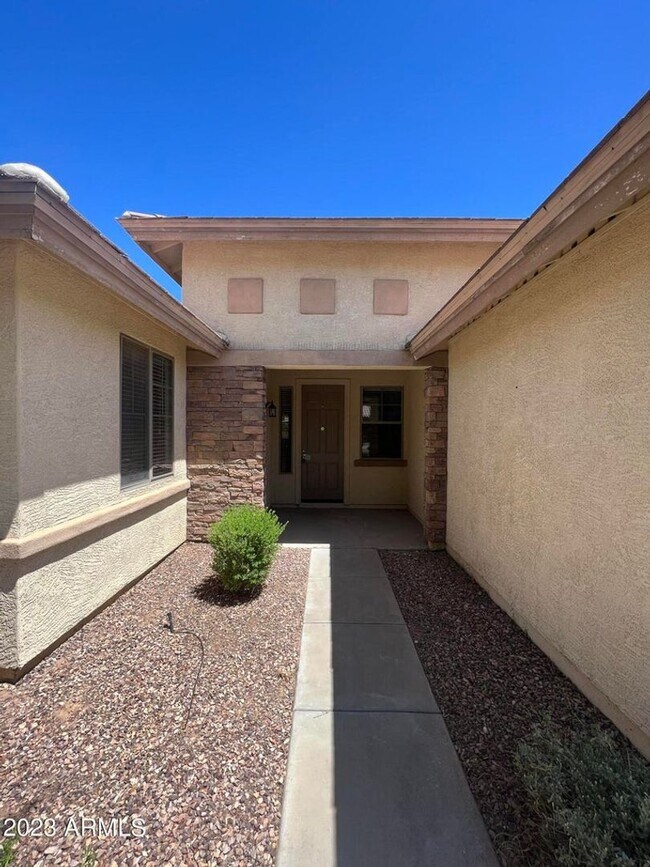 Building Photo - Single Level 4 bedroom, 2 bath home available in Skyline Ranch