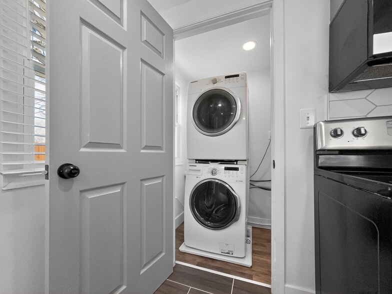 Building Photo - 13 Blinker Ct