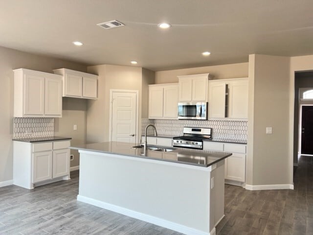 Building Photo - 13 Los Campos Dr