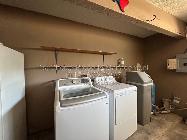 Building Photo - 1516 Oakridge Ct W