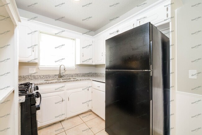 Building Photo - 5300 Creekwood Terrace