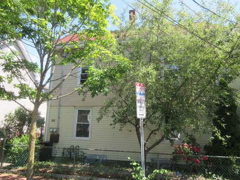 Primary Photo - 153 Hamilton St