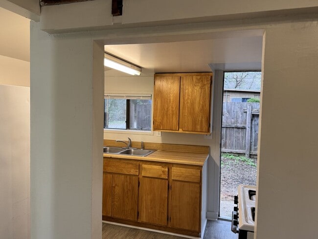 Building Photo - Cozy Cottage