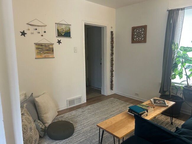 Building Photo - 1802 W 3rd St