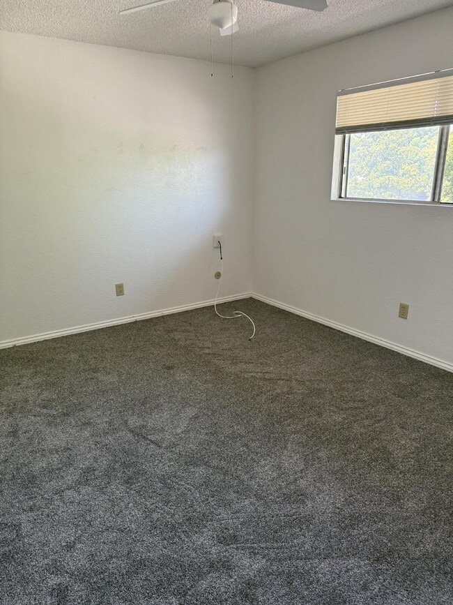 Building Photo - Updated 2 Bed, 2 Bath Unit with Appliances Included