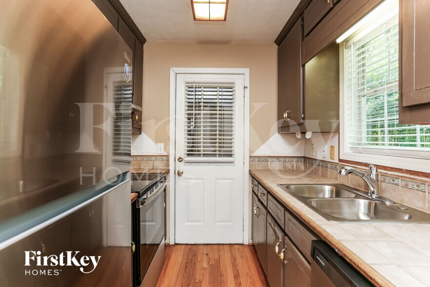Building Photo - 5082 Memory Ln