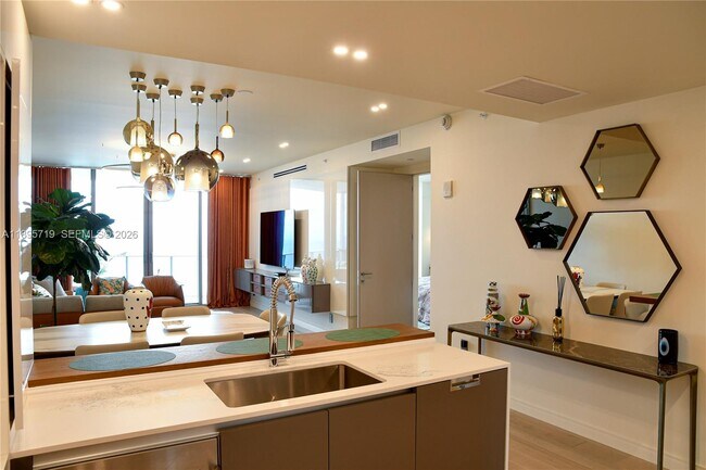 Building Photo - 15701 Collins Ave