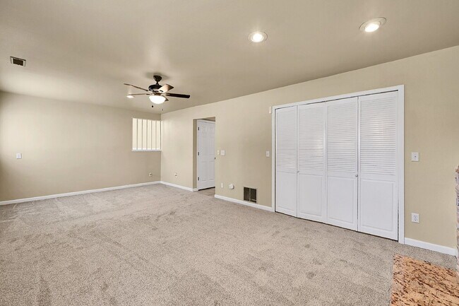 Building Photo - $2,095, 3 bed, 2 bath, located in Colorado...