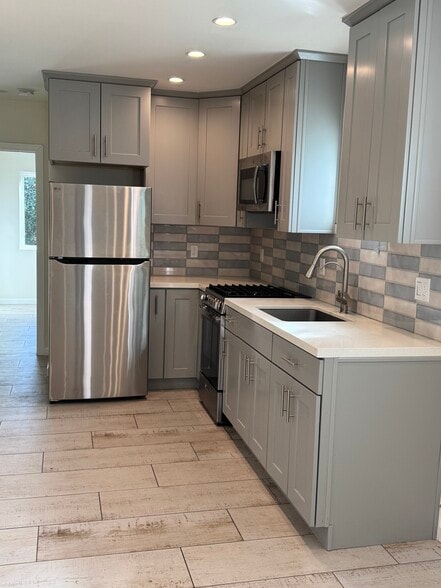 Building Photo - 10166 Petit Ave