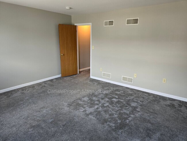 Building Photo - 2-Bedroom Townhouse w Fenced Patio, Off-Street Parking, Dishwasher, and Easy Commute