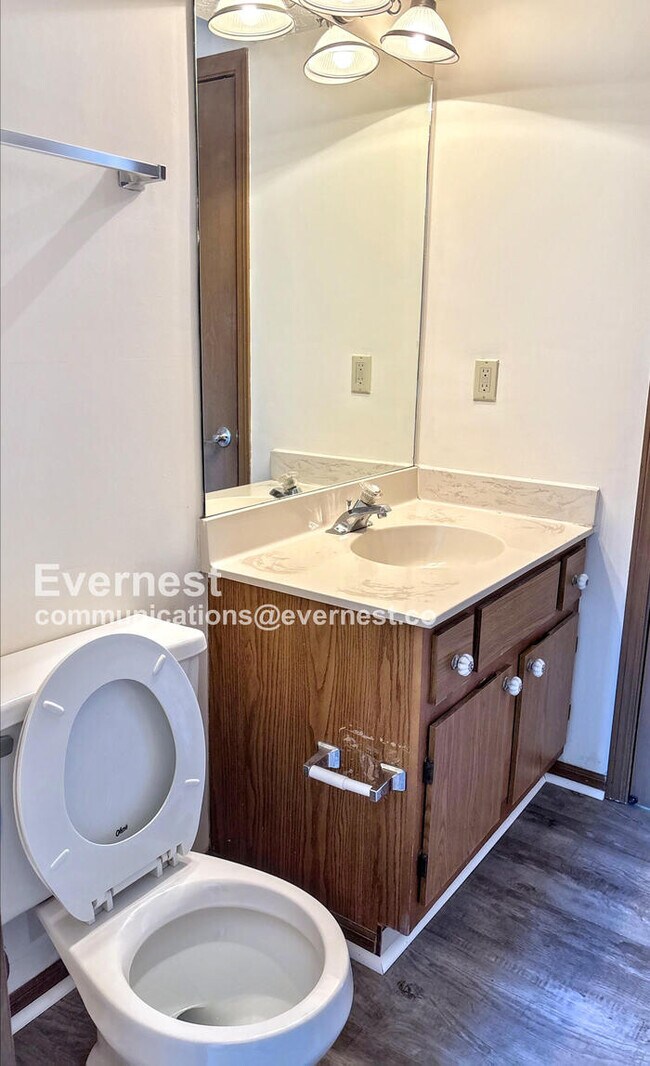 Building Photo - 2-Bedroom Condo with Laundry Hookups / Pet-Friendly / Available Now!