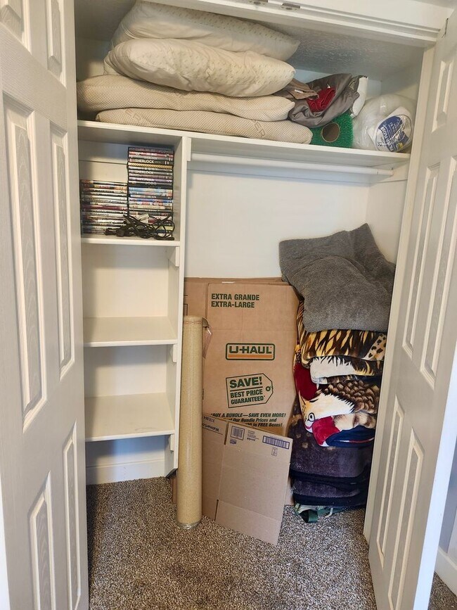 Building Photo - 4 Bed/2 Bathroom house in Farr West