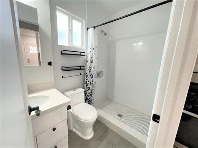 Building Photo - WONDERFUL NEWER STUDIO UNIT IN QUIET LONG BEACH NEIGHBORHOOD